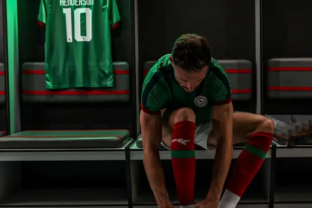 قائد ليفربول بشعار الاتفاق (نادي الاتفاق)