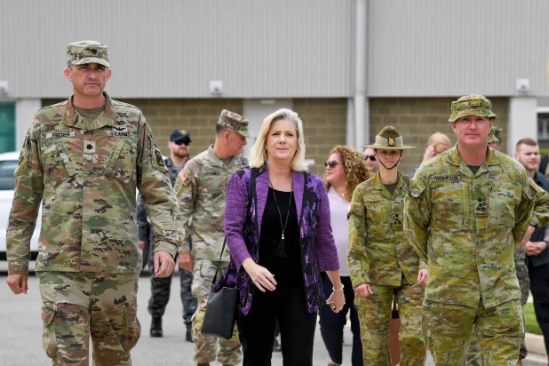 في هذه الصورة غير المؤرخة التي وردت من الجيش الأميركي في 9 أغسطس (آب) 2023 تظهر وزيرة سلاح البر الأميركي كريستين وورموث (وسط) تسير مع كبار المسؤولين العسكريين الأميركيين والأستراليين في مكان غير محدد (أ.ف.ب)