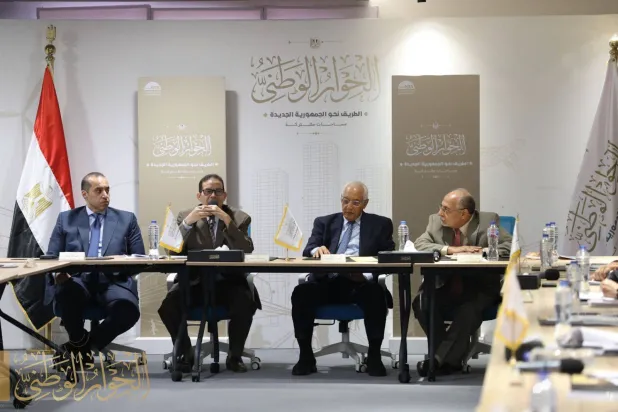 مشاركون في جلسة سابقة بـ«الحوار الوطني» المصري حول النظام الانتخابي للمجالس المحلية («الحوار الوطني» المصري على «فيسبوك»)
