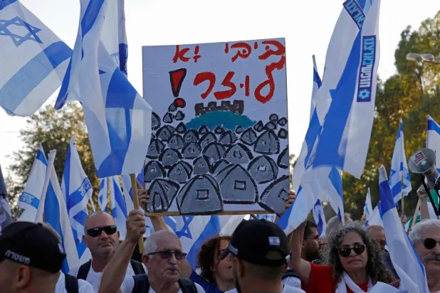 Protestocular, Netanyahu ve eşinin dinlenmek için gittiği Golan Tepeleri'ndeki Neve Ativ yerleşim biriminde protesto düzenledi. (AFP)