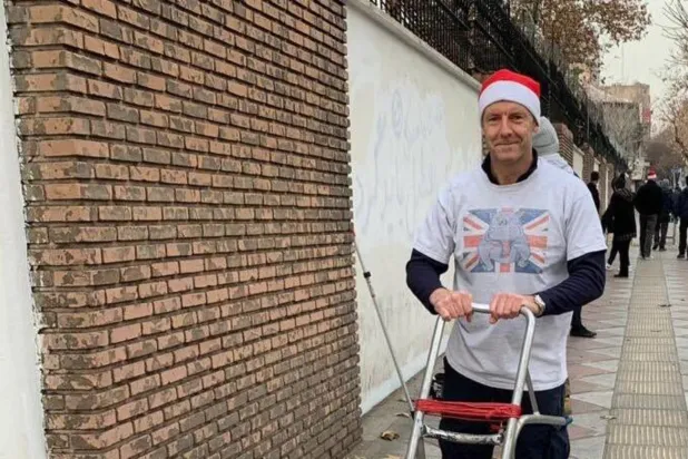  İngiltere'nin Tahran Büyükelçisi Simon Shercliff 'in, Tahran'daki büyükelçiliğin duvarındaki düşmanca sloganların silinmesine yardım etti. (Shercliff'in sosyal medya hesapları)