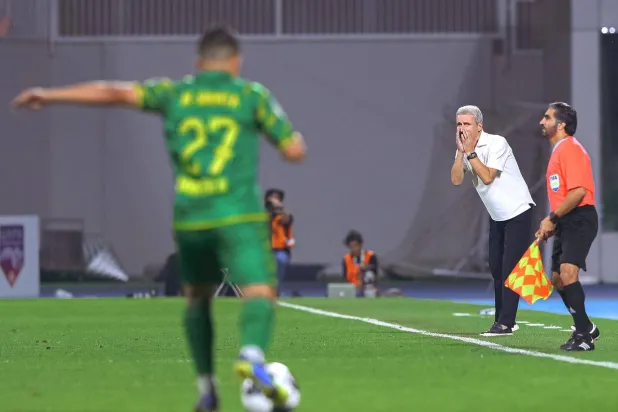 مدرب النصر يوجه لاعبيه خلال المباراة (المركز الإعلامي للنادي)