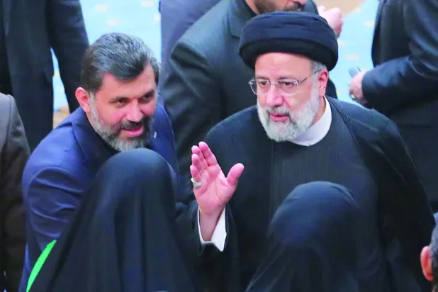 İran Cumhurbaşkanı İbrahim Reisi dün Tahran’daki Devrim Muhafızları Konferansı’nın oturum aralarında kadınlarla görüştü. (İran Cumhurbaşkanlığı)