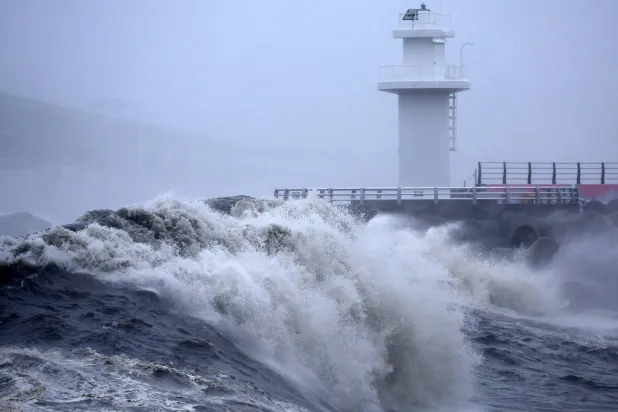 ضربت الأمواج العالية ساحل بوسان على بعد 320 كيلومتراً جنوب شرقي سيول (د.ب.أ)