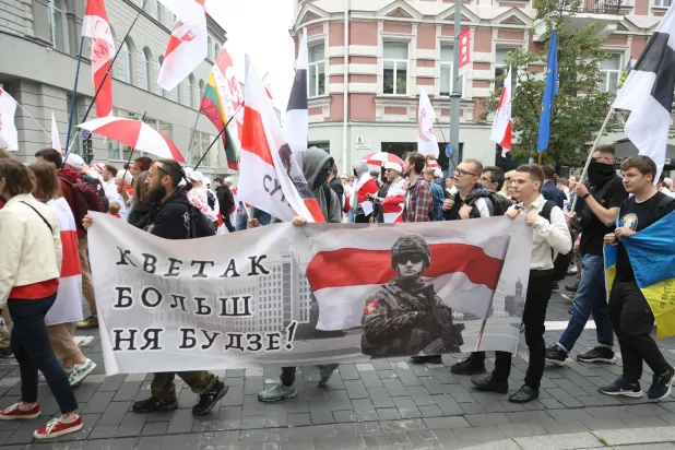 مسيرة للمتظاهرين في فيلنيوس (أ.ف.ب)