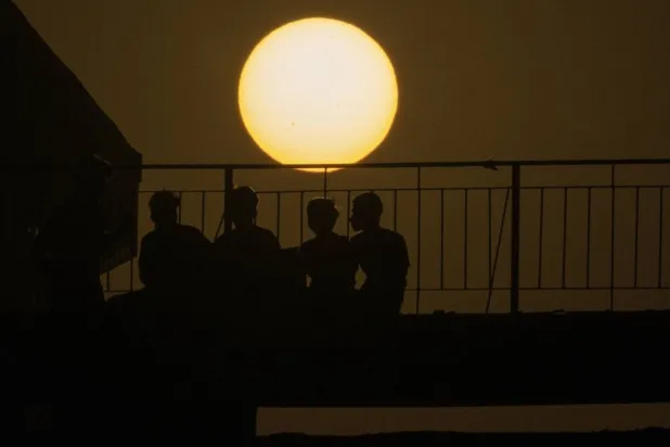 بغداد میں ایک عمارت کی چھت پر بچوں کا ایک گروپ (اے پی) 