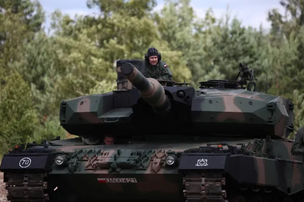 Polonyalı bir asker, Varşova üssünde bir askeri aracın içinde oturuyor (Reuters)