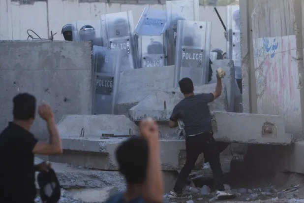 Iraklılar, İsveç’in Beyrut Büyükelçiliği önünde güvenlik güçleriyle çatıştı (AP)