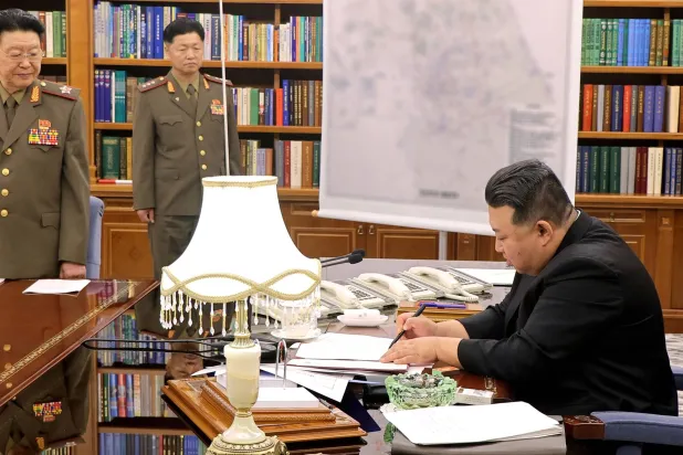 كيم جونغ أون خلال اجتماع المفوضية العسكرية المركزية للحزب الحاكم في بيونغ يانغ (د ب.أ)