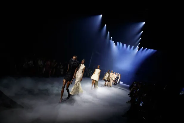 غلبت على مكان العرض إثارة غامضة عزّزها بخار ينبعث من أرضية المسرح (استوديو محمد آشي)