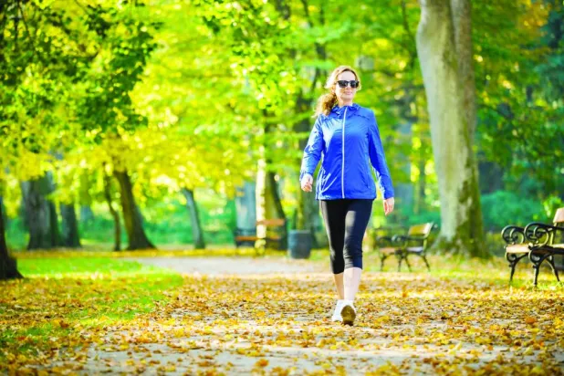 المشي 4 آلاف خطوة يومياً له تأثير عظيم على الصحة (شاترستوك)