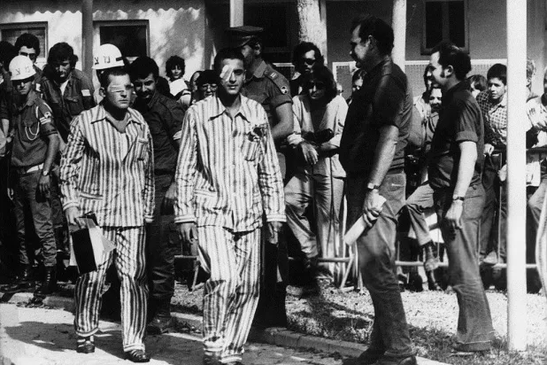 أسرى إسرائيليون في «بيجامات كستور» مصرية بعد إعادتهم إلى إسرائيل عقب حرب أكتوبر 1973 (صفحة أهل مصر زمان - فيسبوك)
