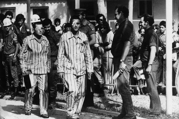 Ekim 1973’te patlak veren savaşın ardından İsrail'e iade edilen, ‘Mısır yapımı Kastor pijama giymiş’ İsrailli mahkumlar. (Ehli Mısır Facebook Sayfası)