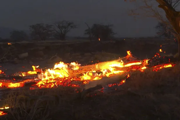 ألسنة اللهب من حريق كبير مشتعل في كيهي بهاواي الأربعاء 9 أغسطس 2023 (أ.ب)