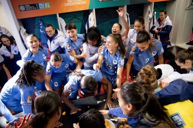 منتخب سيدات فرنسا واحتفالية بعد بلوغ ربع نهائي المونديال (الشرق الأوسط)
