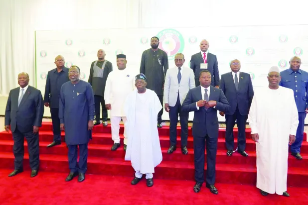
صورة مشتركة لقادة دول «إيكواس» قبل اجتماعهم في أبوجا أمس (أ.ب)