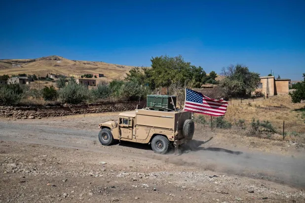 شامی شہر الحسکہ میں گشت کے دوران ایک امریکی براڈلی بکتر بند گاڑی (اے ایف پی)
