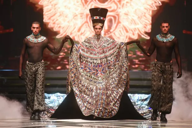 جانب من تصميمات مايكل سينكو التي تحاكي الحضارة الفرعونية (إدارة المهرجان)