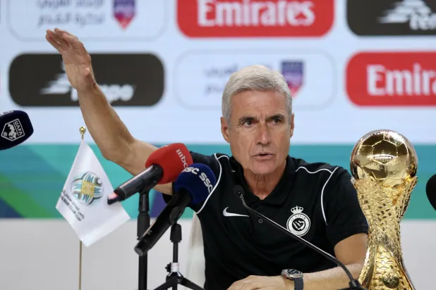 كاسترو يتحدث خلال المؤتمر الصحافي بمناسبة النهائي العربي (تصوير: عبد العزيز النومان)