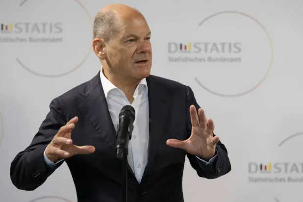 المستشار الألماني أولاف شولتس يدلي بتصريح خلال زيارته للمكتب الفيدرالي للإحصاء بمناسبة الذكرى الخامسة والسبعين لتأسيسه في فيسبادن بألمانيا الجمعة 11 أغسطس 2023 (إ.ب.أ)