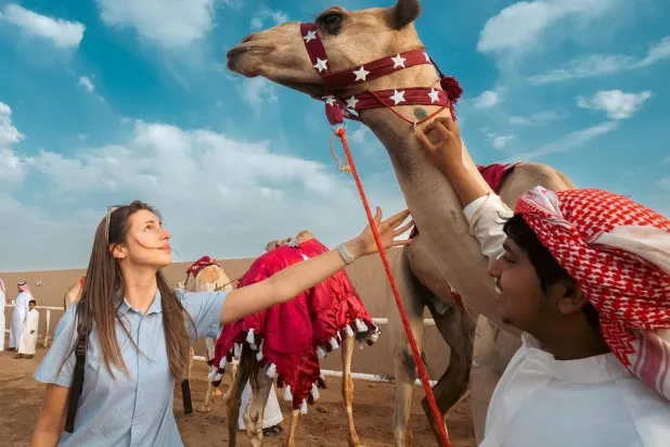 سائحة أجنبية خلال زيارتها «مهرجان الهجن» في الطائف (واس)
