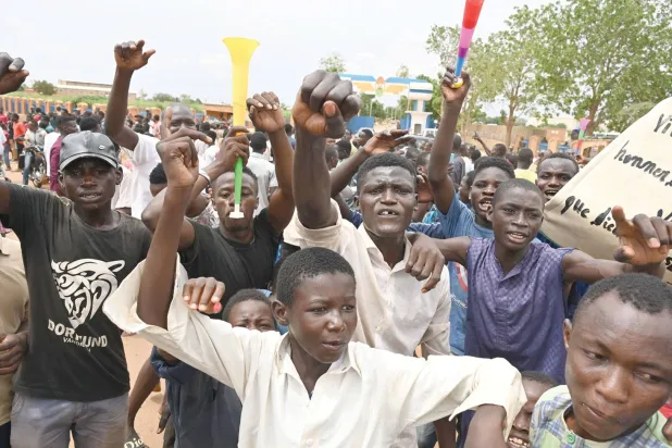  مسيرة لأنصار المجلس العسكري في نيامي (أ.ف.ب)