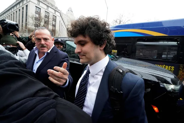 سام بانكمان فريد لدى وصوله إلى المحكمة قبل جلسة في يناير الماضي (رويترز)