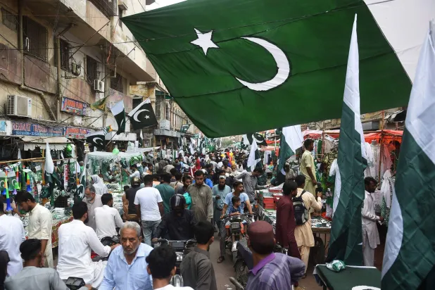 أعلام باكستان معروضة للبيع في سوق بكراتشي (أ.ف.ب(