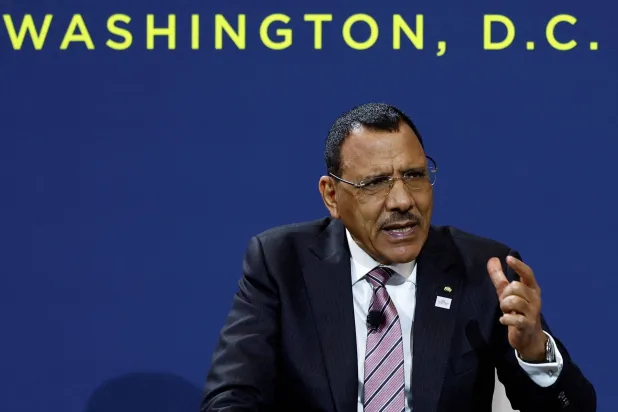 رئيس النيجر محمد بازوم المحتجز في مقره في نيامي (أرشيفية - رويترز)  