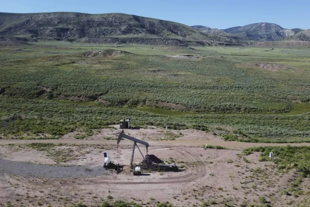 حفارة نفط تعمل في بئر للخام شمال هيلبر يوتا الأميركية (أ.ب)