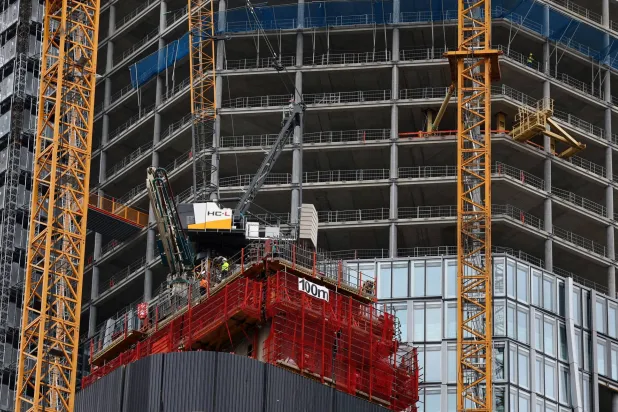 مبنى تحت الإنشاء في العاصمة الألمانية برلين (رويترز)