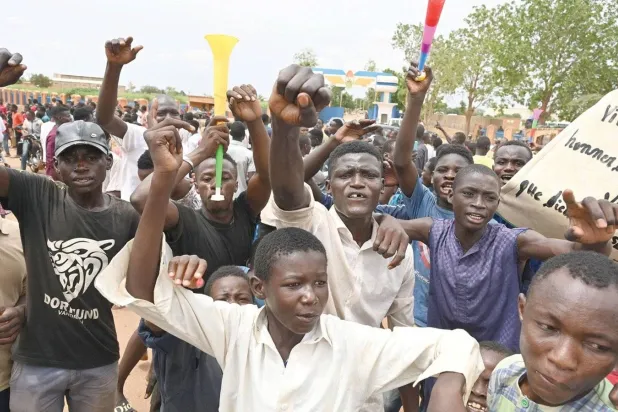 مسيرة لأنصار المجلس العسكري في نيامي (أ.ف.ب)