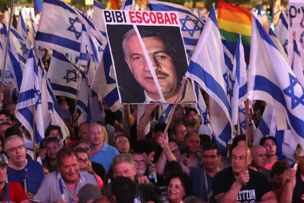 Tel Aviv'de demokrasi çağrısı yapan İsrailli göstericiler (AFP)