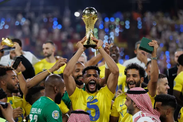 العمري مدافع النصر محتفلاً بالكأس العربية (الشرق الأوسط)