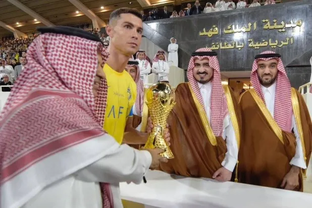 جانب من تتويج نادي النصر من قبل نائب أمير منطقة مكة المكرمة بحضور الفيصل (الاتحاد العربي)