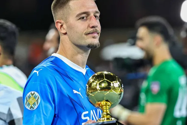 سافيتش حاملاً جائزة أفضل لاعب في البطولة (الشرق الأوسط)