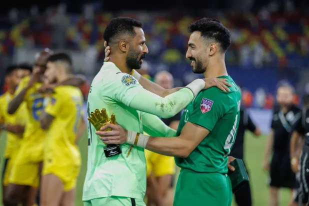 العقيدي يتلقى تهنئة العويس بعد تتويجه مع النصر بلقب البطولة العربية (تصوير: عبد الله الفالح)