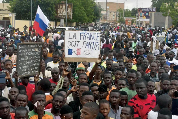  متظاهرون يطالبون بمغادرة القوات الفرنسية في نيامي مطلع الشهر (أ.ف.ب)