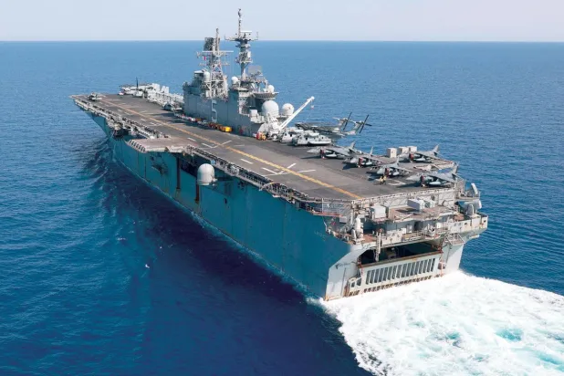 Amfibi hücum gemisi USS Bataan geçen salı günü Kızıldeniz’de (AP)