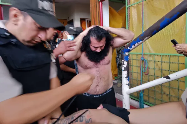 خوسيه أدولفو ماسياس زعيم عصابة «لوس تشونيروس» خلال عملية نقله (أ.ف.ب)