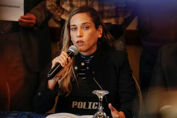 أندريا غونزاليس تحضر مؤتمراً صحفياً وهي ترتدي سترة مضادة للرصاص في كيتو (رويترز)