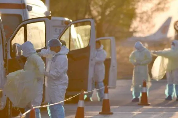 أطباء يرتدون زياً وقائياً بالقرب من مطار هوهوت بيتا في منغوليا الداخلية شمال الصين (أرشيفية - رويترز)