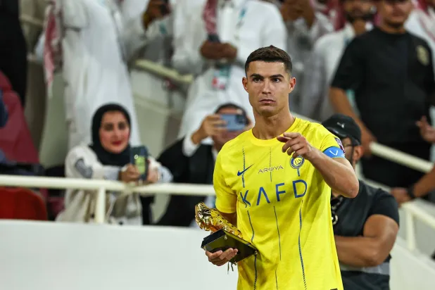 رونالدو خلال استلامه جائزة الهداف (محمد المانع)