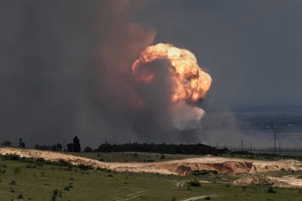صورة لانفجار ذخيرة جراء حريق اندلع في ميدان تدريب عسكري في منطقة كيروفسكي في شبه جزيرة القرم في 19 يوليو 2023 (أ.ف.ب)