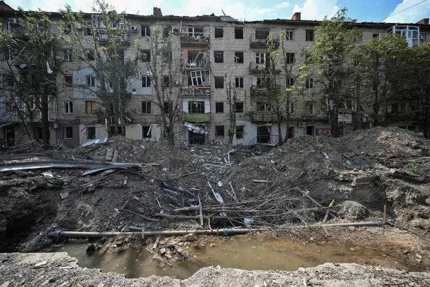 Rusya’nın10 Ağustos tarihinde Zaporijya bölgesindeki saldırısı sonucu yıkılan bir apartman (Reuters)