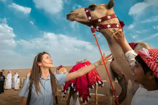 حضور كبير للأجانب لفعاليات مهرجان ولي العهد للهجن (واس)