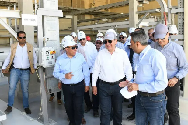وزير البترول المصري طارق الملا خلال افتتاحه محطة مضخات شحن البترول الخام بميناء الحمراء (الشرق الأوسط)