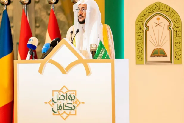 الوزير آل الشيخ في أثناء إلقاء كلمته في المؤتمر الذي شارك فيه 150 عالماً