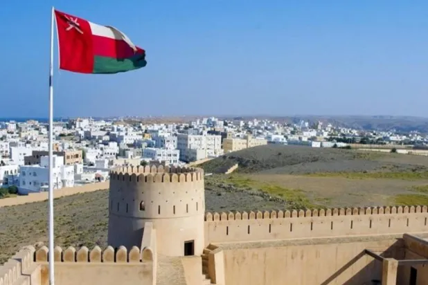 علم سلطنة عمان أعلى مبنى في العاصمة (غيتي)