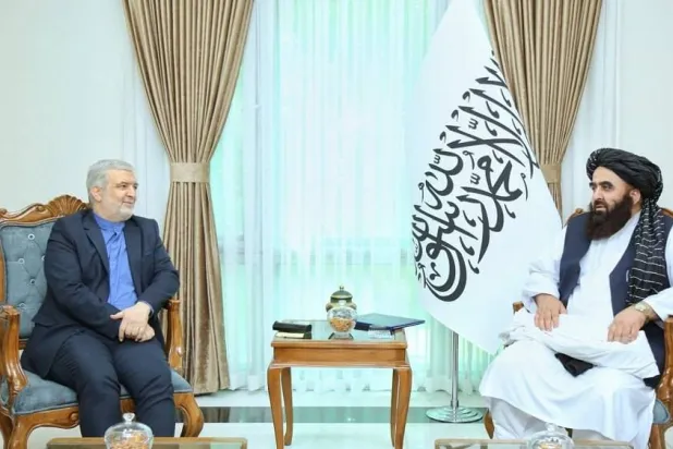 وزير خارجية «طالبان» أمير خان متقي يلتقي حسين كاظمي قمي مبعوث الرئيس الإيراني والقائم بسفارة بلاده لدى أفغانستان في مايو الماضي (إرنا)